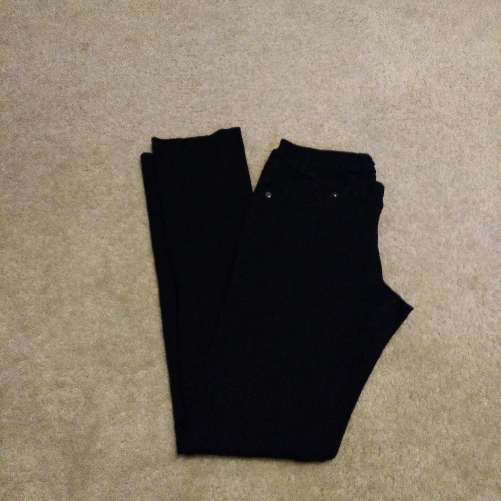 Black skinny jegging pants